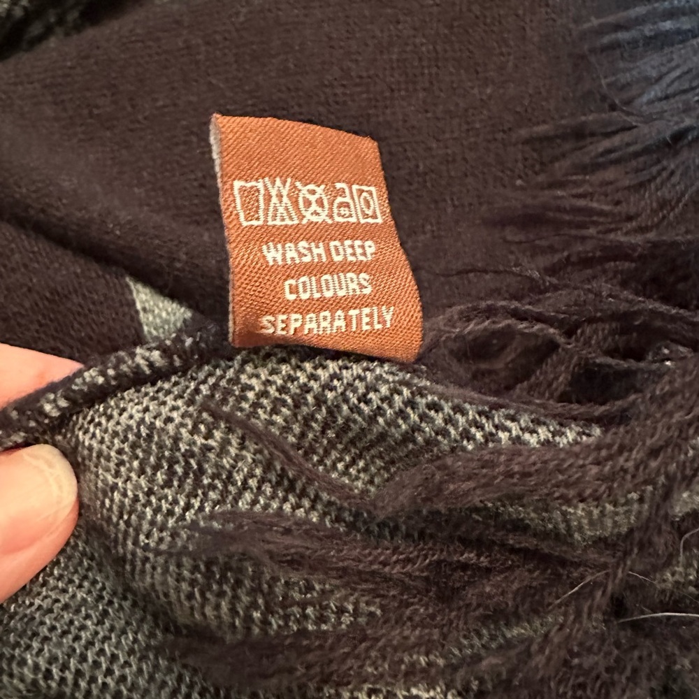 Sweater, Shrug, poncho. One size. Black And gray Aztec pattern. Raj brand. - Picture 4 of 5